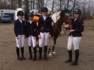 Söndagen den 12/3 red vi hoppallsvenskan div 1 i Vellinge. I laget ingick Evelina Ellhult, Madeleine Sigeholt, Ellenore Hammargren och Matilda Suikki. Av 10 lag var det 5 som gick vidare till omhoppning och vi var ett av dom. Vi blev precis utanför placering och rider nästa omgång 9 april.